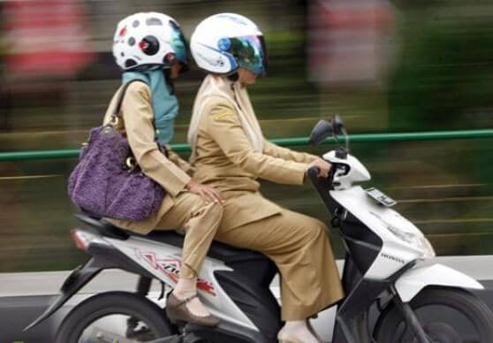 tips muslimah mengendarai sepeda motor